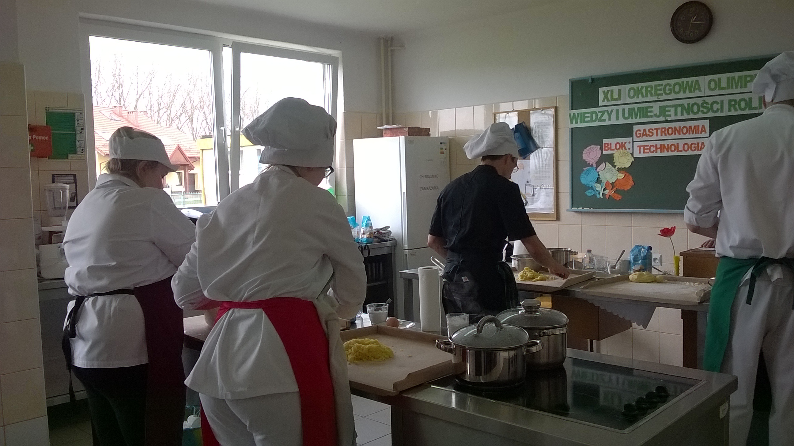 Uczestniczy Olimpiady podczas wykonywania zadania praktycznego  (wykonanie klusek śląskich) w bloku „Gastronomia”.