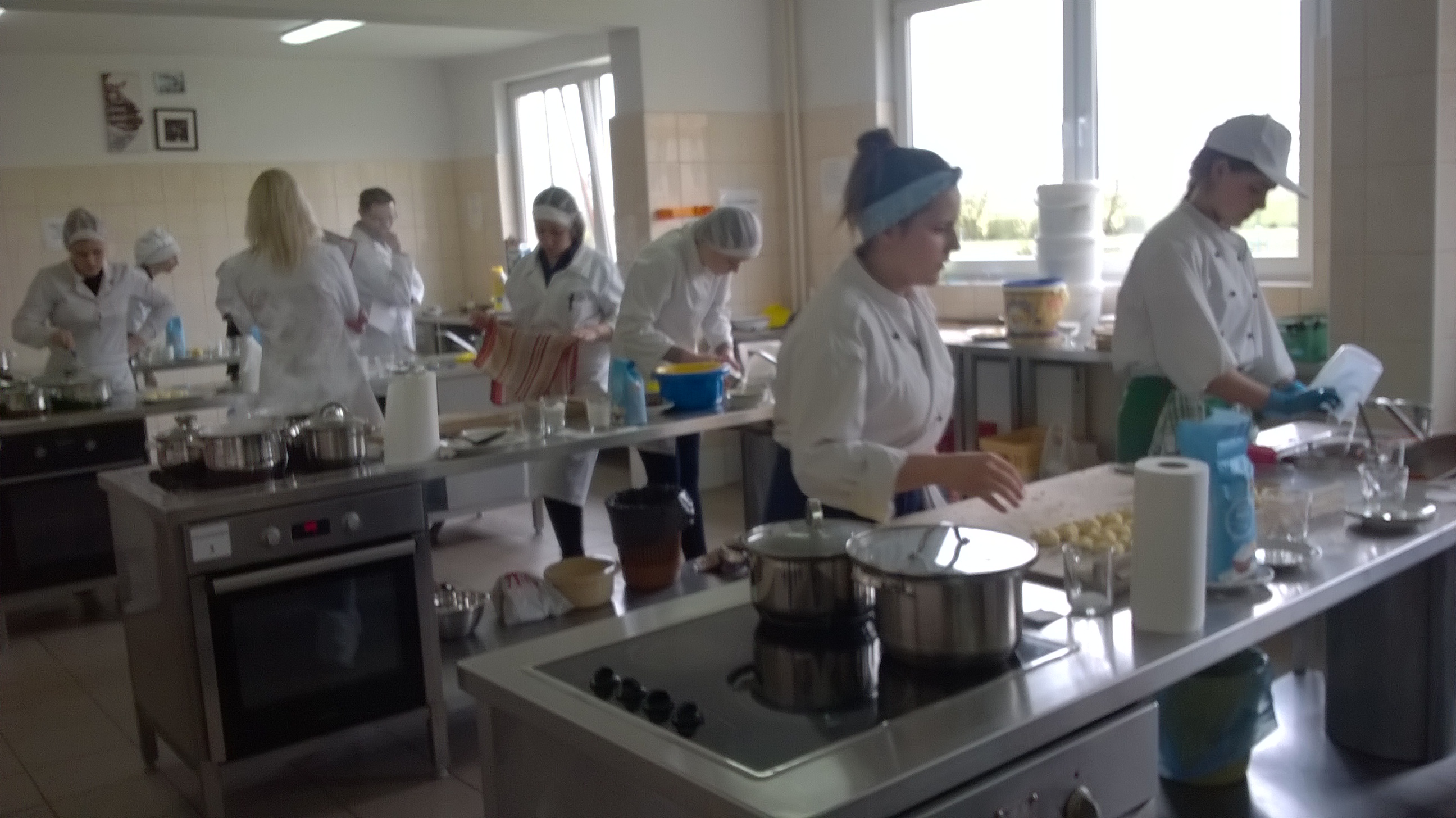 Uczestniczy Olimpiady podczas wykonywania zadania praktycznego  (wykonanie klusek śląskich) w bloku „Gastronomia”.