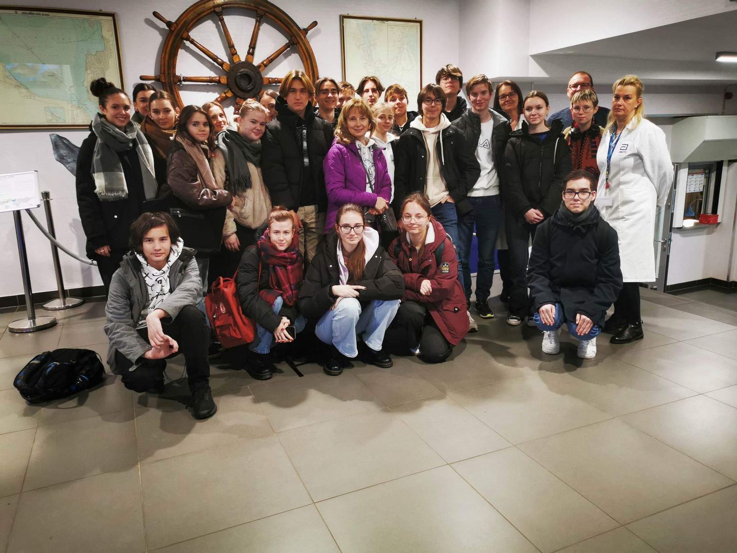 Zdjęcie grupowe - Uśmiechnięci i wzbogaceni o nowe doświadczenia w pracy laboratoryjnej i wiedzę ichtiologiczną uczniowie LO XIV w Szczecinie.