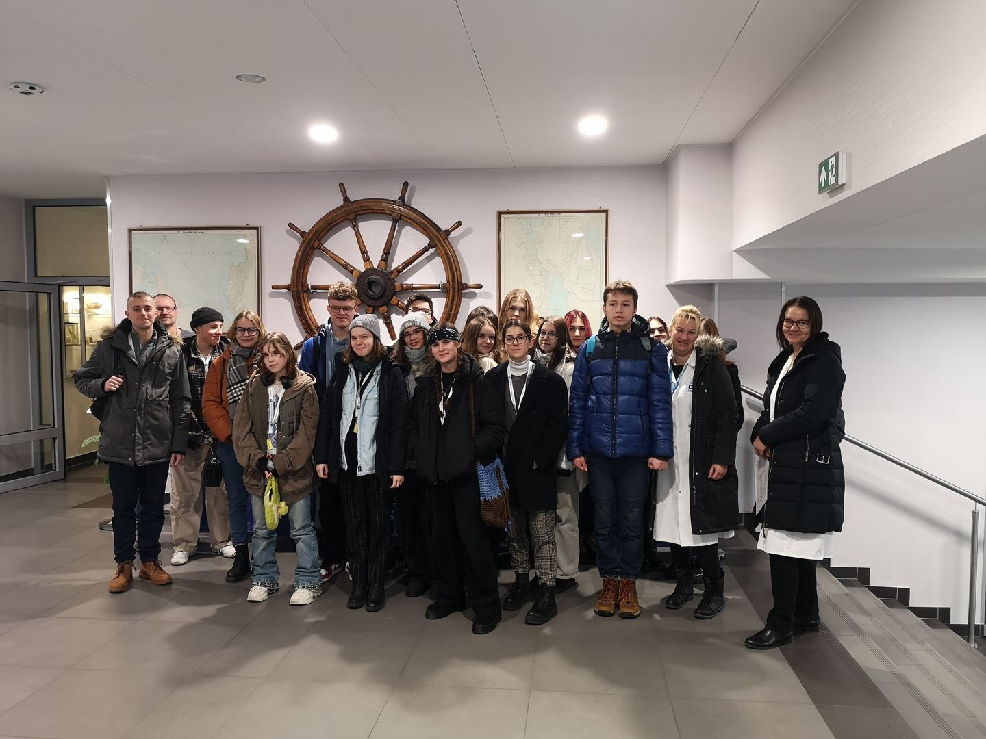 Grupowe zdjęcie pamiątkowe uczniów z IX LO w Szczecinie wraz z opiekunem oraz z prowadzącymi warsztaty pracownikami KBŚWiA.