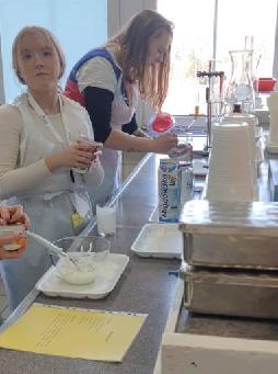 Uczniowie podczas produkcji lodów