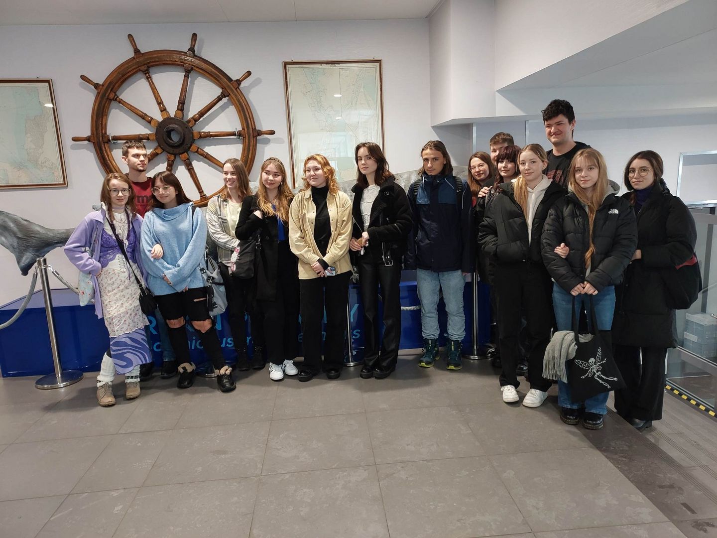 Grupa młodzieży zwiedzająca Muzeum Ichtiologiczne.