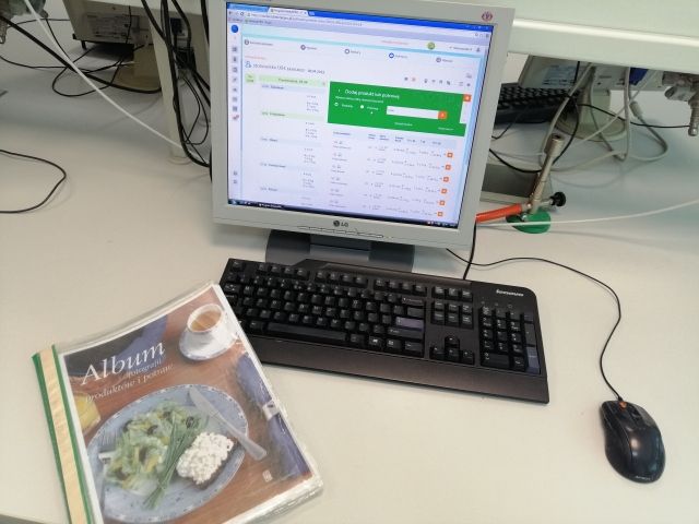 Uczniowie ZSP z Gryfina przy pomocy programu komputerowego Dietetykpro oceniają wartość odżywczą swoich jadłospisów.
