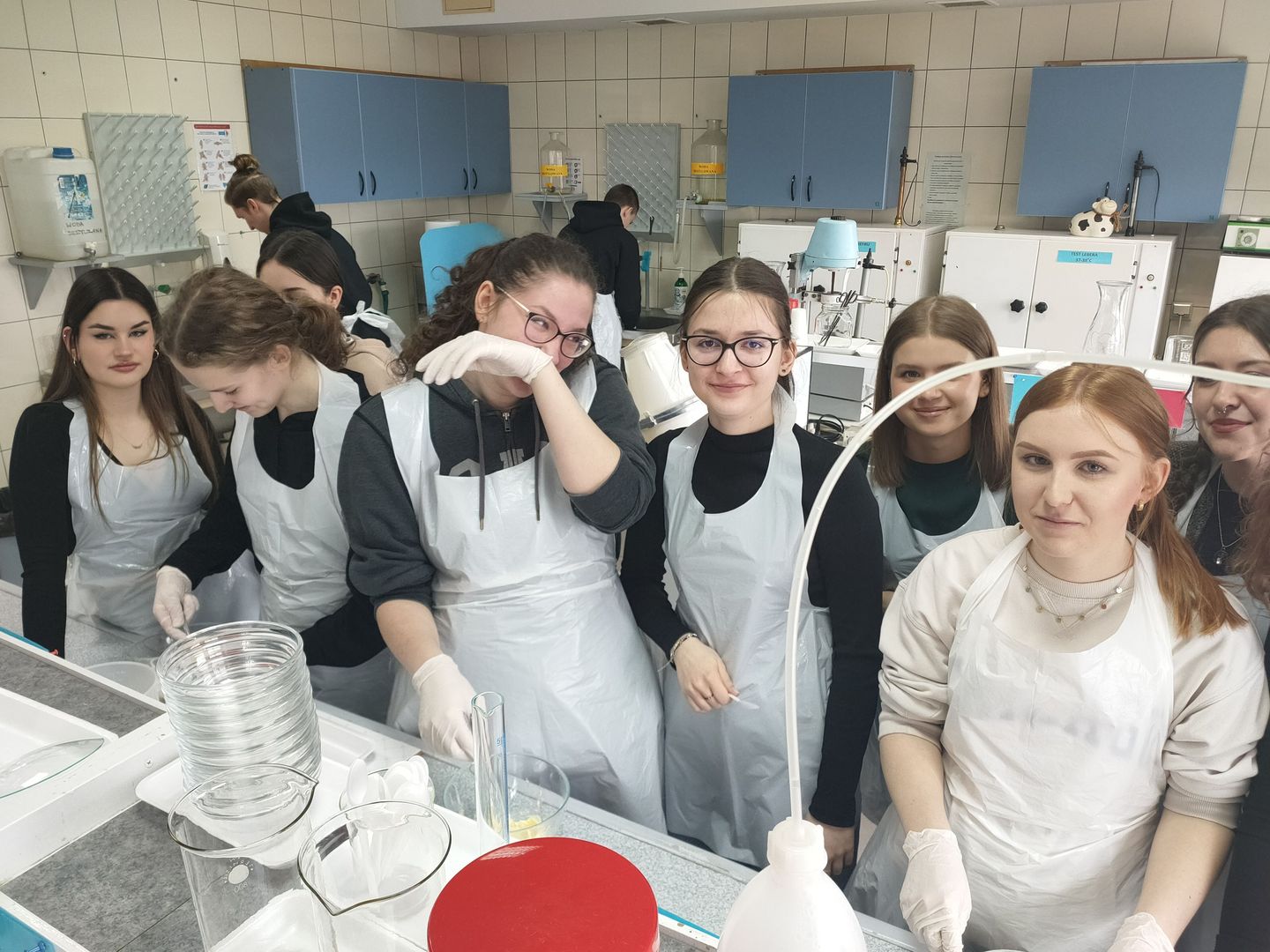 Uczniowie ZS Nr 1 z Goleniowa w trakcie przygotowywania masła smakowego
