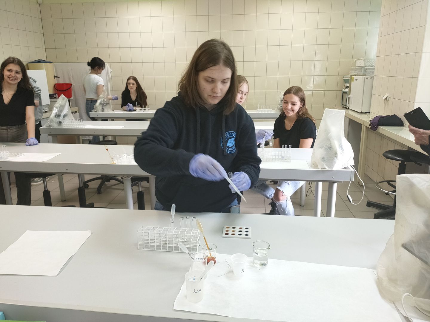 Uczniowie LO Nr XIV w Szczecinie w trakcie badań składu śliny
