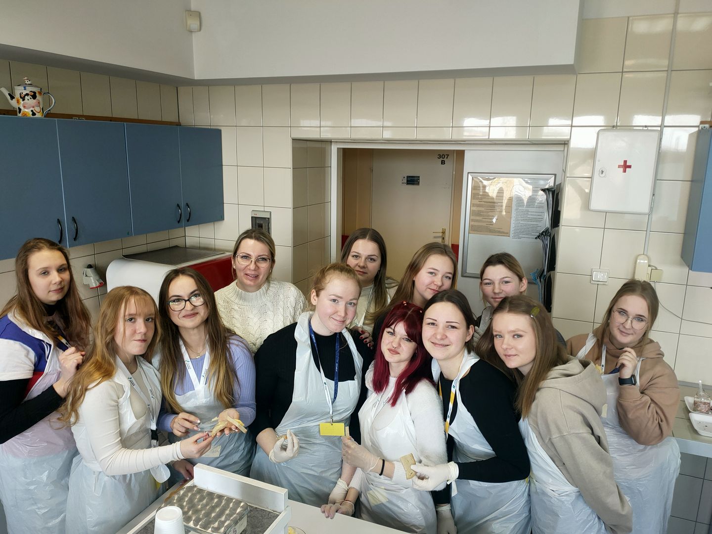 Uczniowie podczas degustacji wyprodukowanego masła
