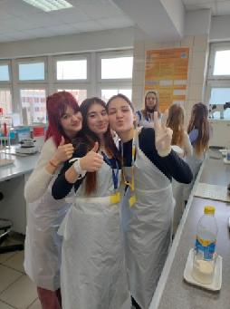 Uczniowie bezpośrednio przed produkcja masła