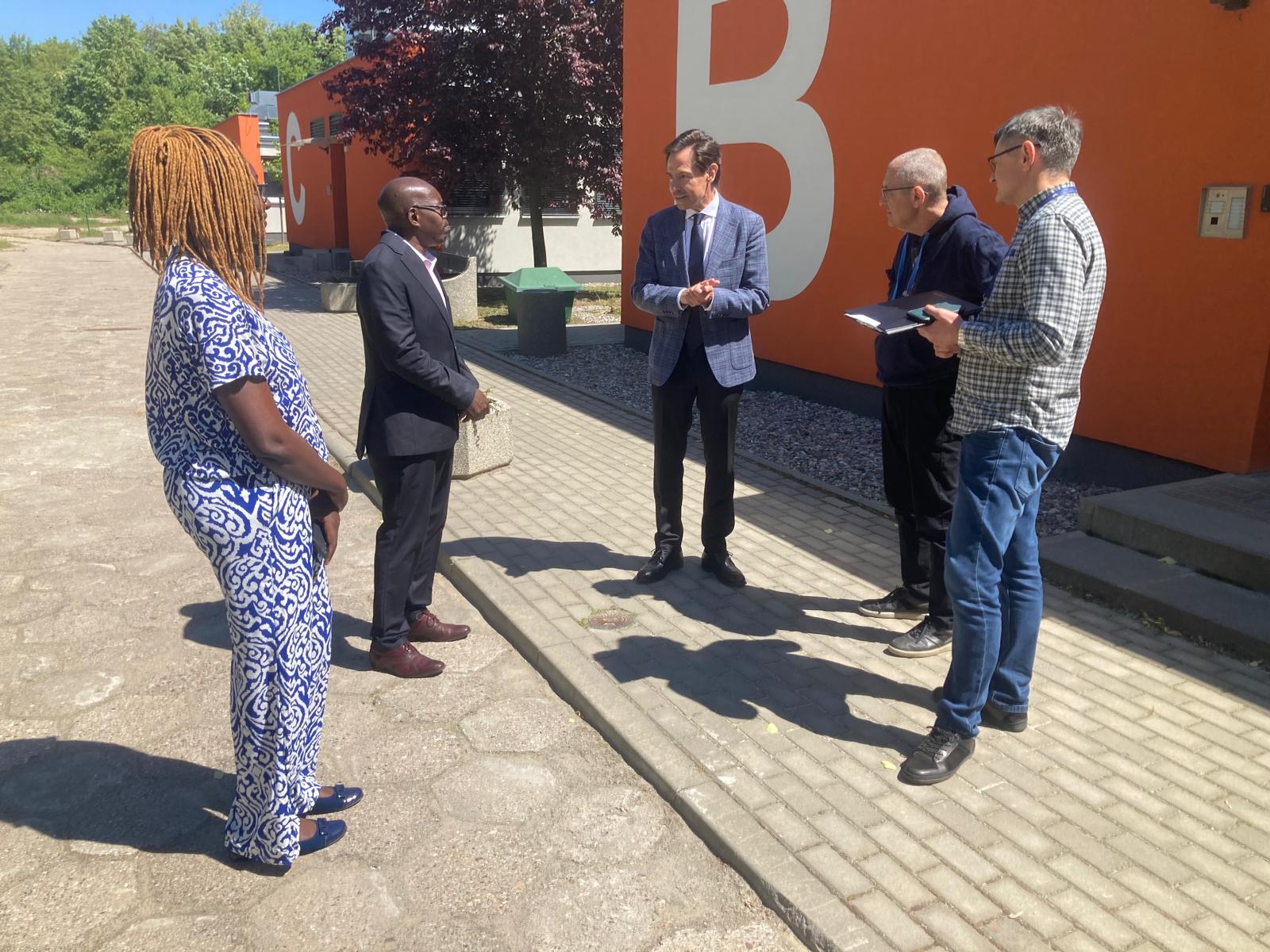  Na zdjęciu od lewej M. Riwo Abudho, prof. dr S. Muoki, Dziekan prof. dr hab. inż. K. Formicki, dr hab. inż J. Sadowski, prof. ZUT oraz prof. dr 