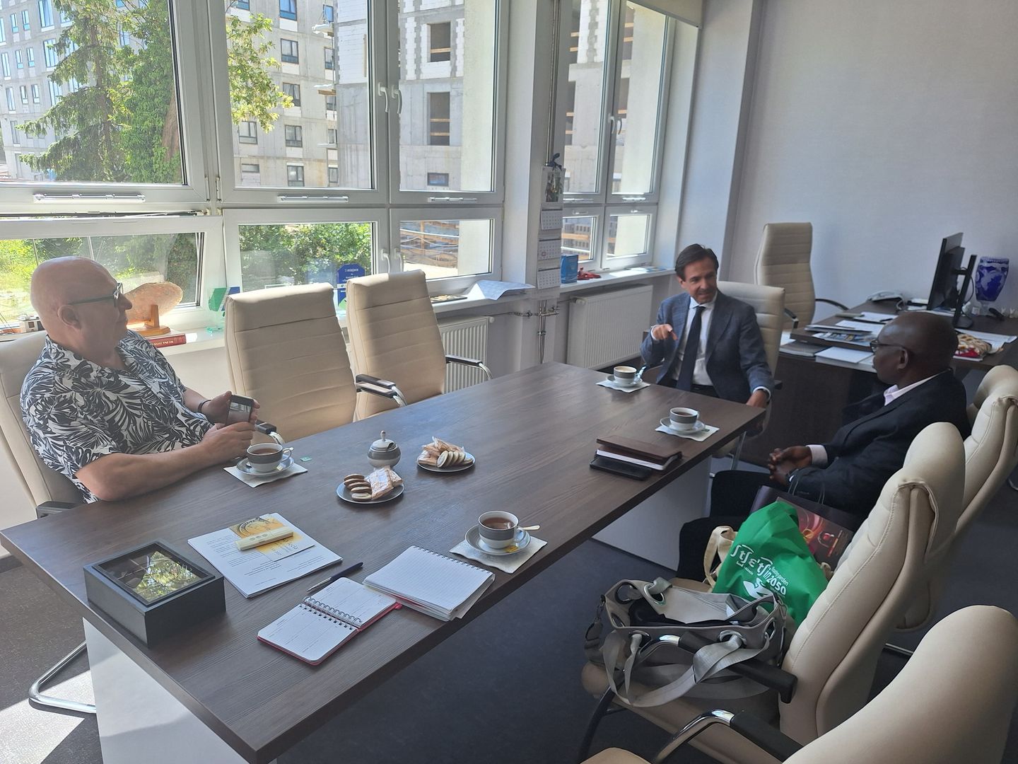 Dziekan przyjmuje delegację w swoim gabinecie. Na zdjęciu od lewej dr W. Brocki, Dziekan oraz prof. dr S. Muoki