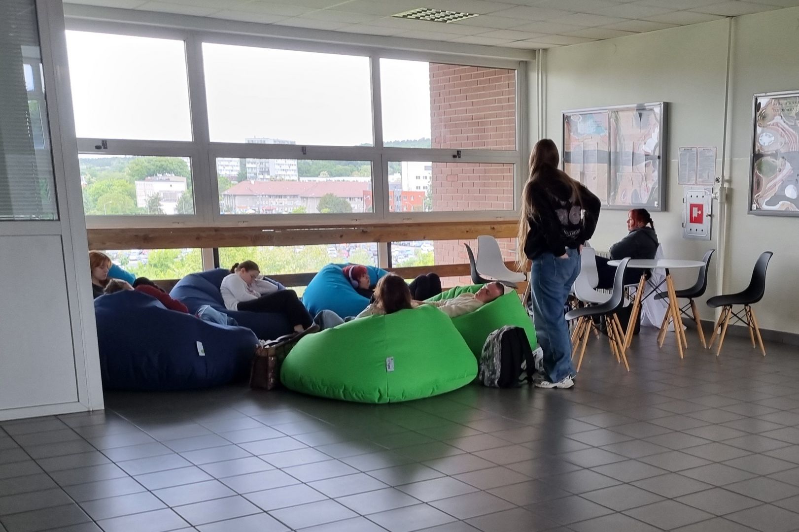 studencji korzystają ze strefy relaksu na Papieża Pawła VI 3